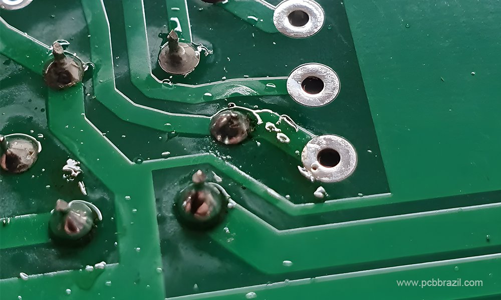 Resíduos de fluxo na placa de circuito impresso